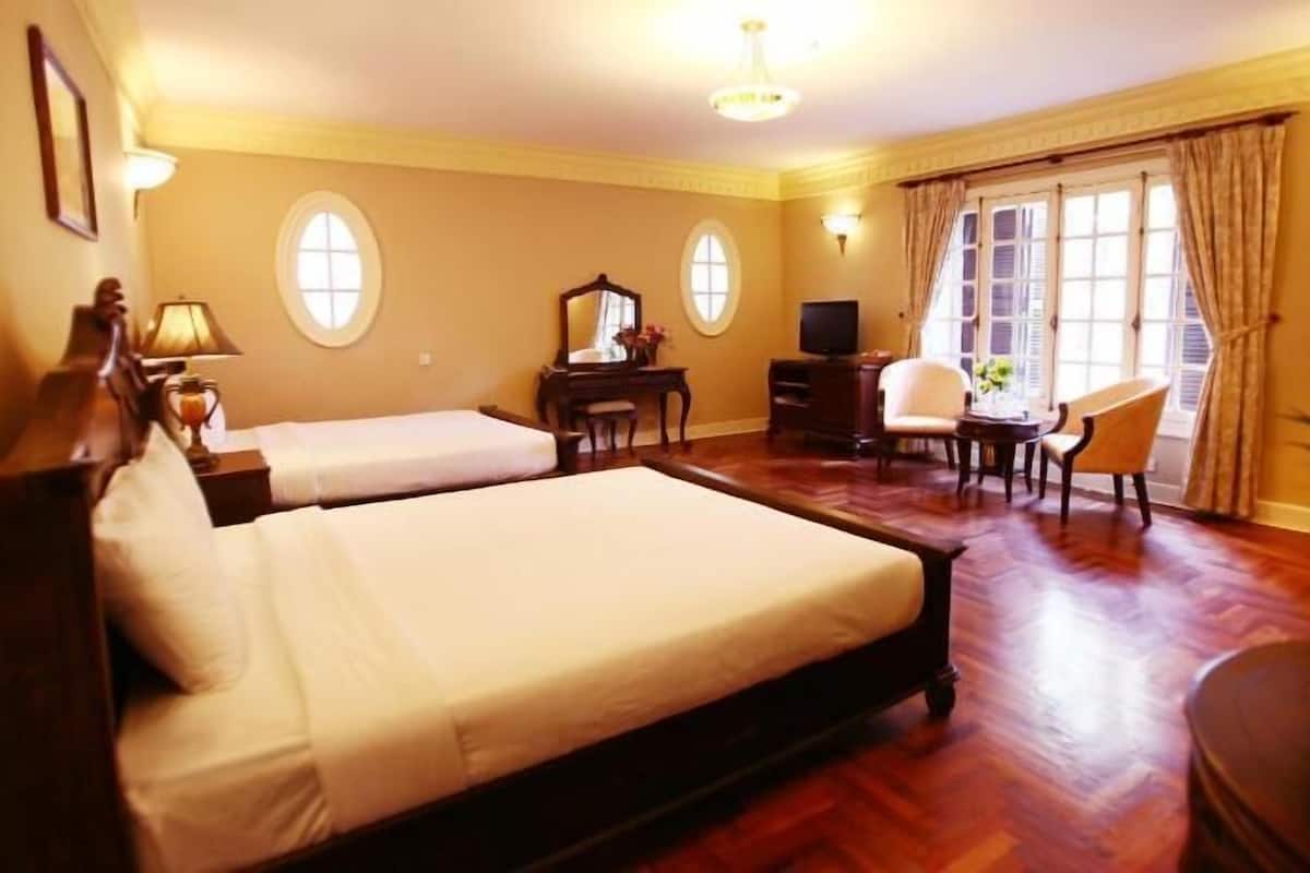 Minibar, in-room safe, desk, blackout drapes