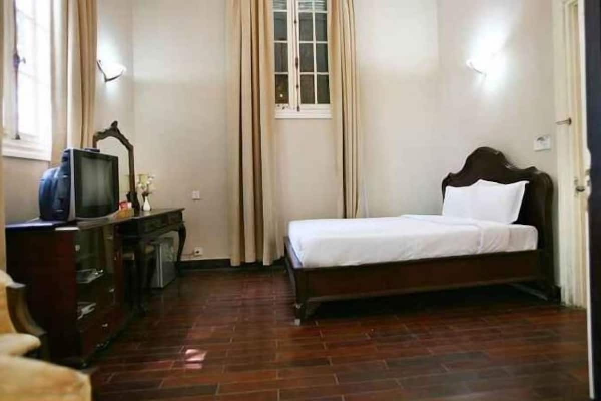 Minibar, caja de seguridad en la habitación y escritorio