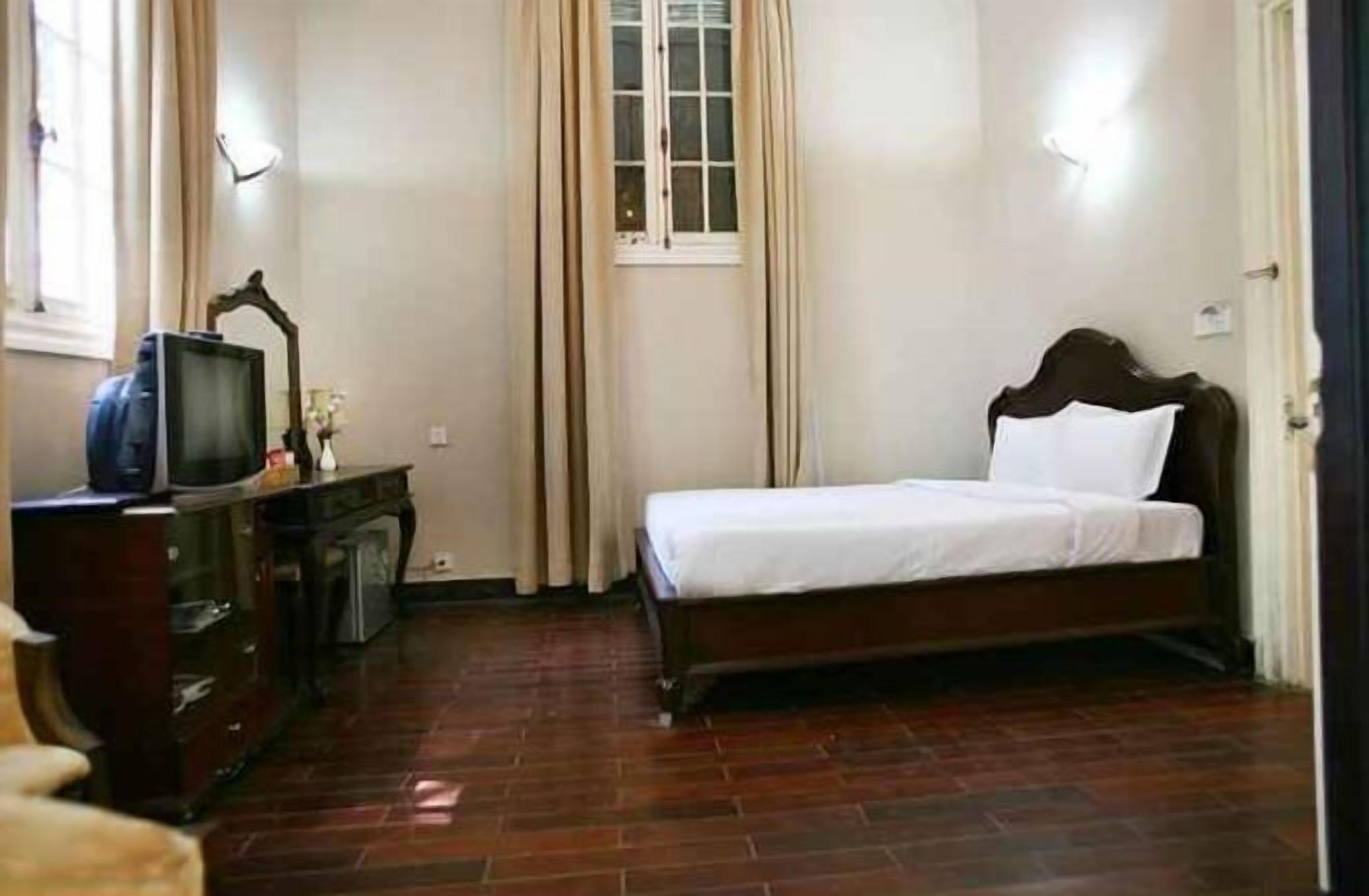 Minibar, safe på rommet, skrivebord og blendingsgardiner