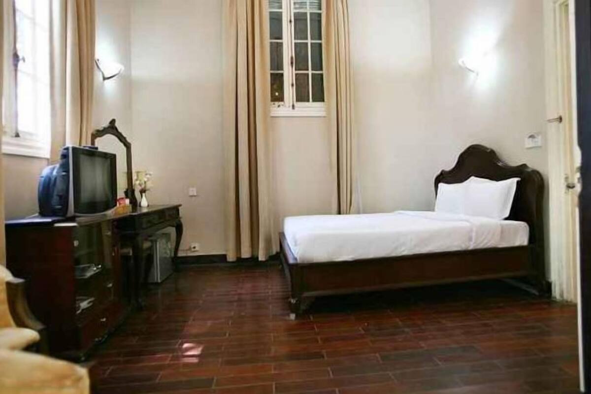 Minibar, safe på rommet, skrivebord og blendingsgardiner