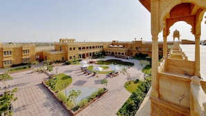 A courtyard with a pool, sun loungers, and a view of the surrounding architecture. - Hotel Desert Tulip (Jaisalmer)