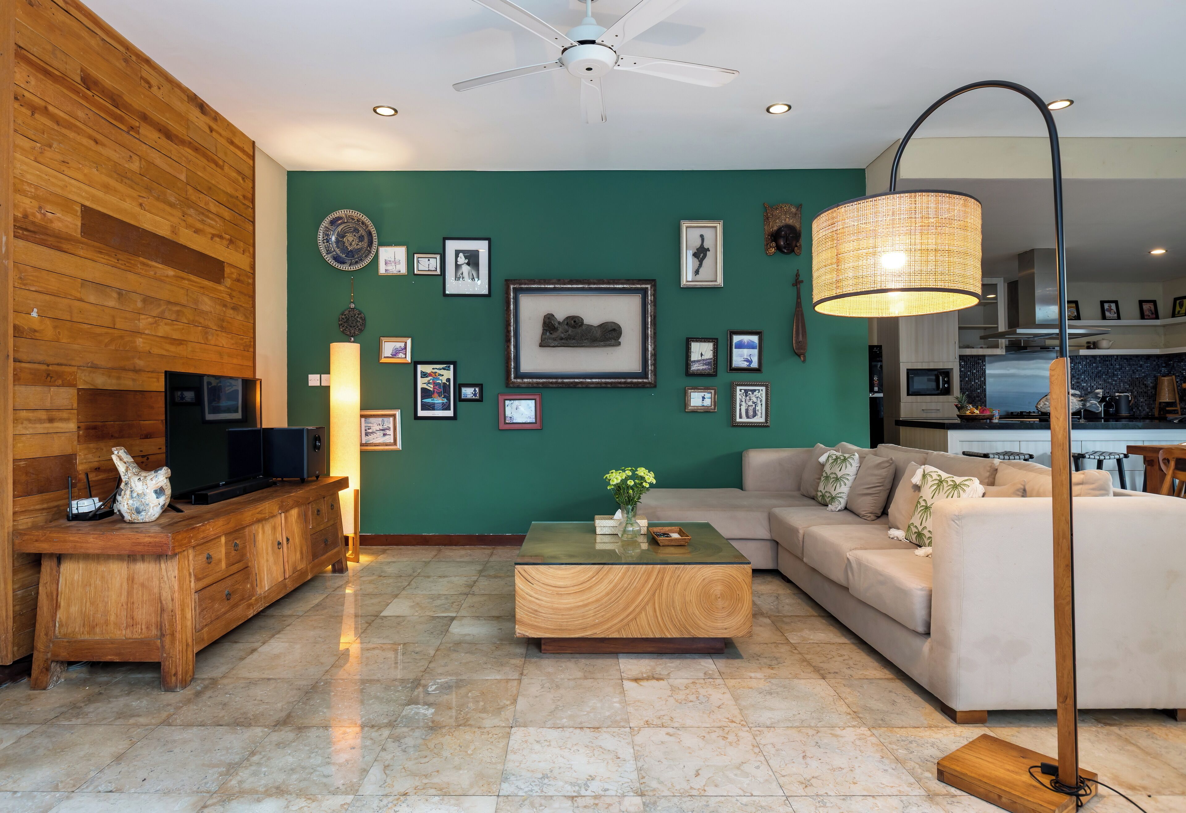 Ein Wohnzimmer mit Holzschrank, Fernseher, Couchtisch und Sofa.