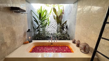 Baignoire et douche séparées, douche à « effet pluie »