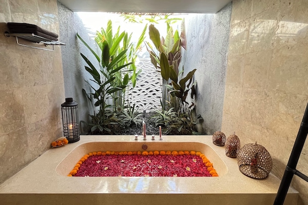 Bathtub dan shower terpisah dan pancuran hujan