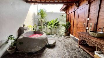 Charming Wooden House | 2 bedrooms, in-room safe, individually decorated, individually furnished