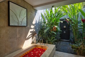 Jabunami Villa 7 bedroom private retreat in Bali | Bathroom | Separate tub and shower, rainfall showerhead, free toiletries - Jabunami Villa (Canggu)