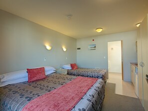 Habitación estándar con 2 camas individuales | Escritorio, espacio para trabajar con laptop y cortinas blackout