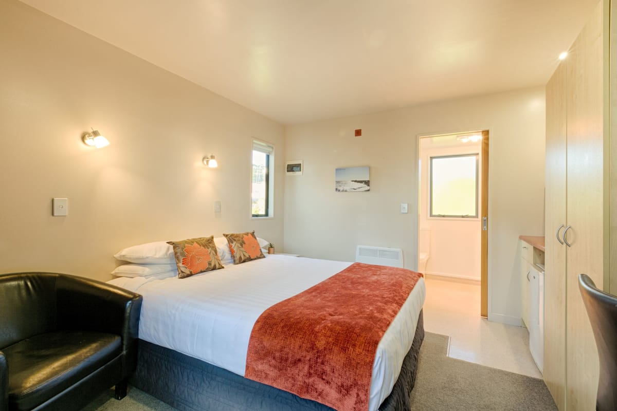 Compact Queen Studio | 1 bedroom, desk, laptop workspace, blackout curtains