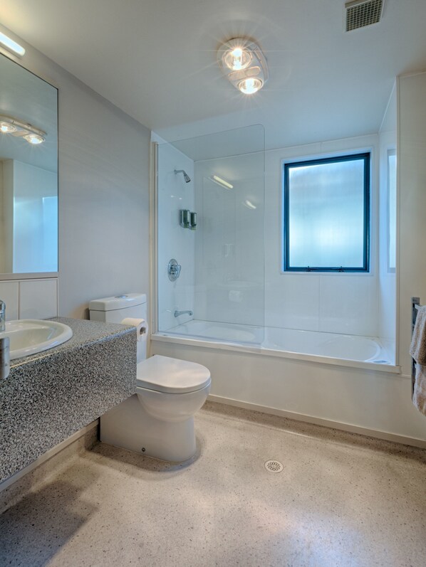 Studio Standard, baignoire à jets (Spa Bath Studio) | Salle de bain | Séchoir à cheveux, serviettes fournies, savon, shampooing