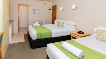 Standard Twin Room | Desk, laptop workspace, blackout curtains, iron/ironing board