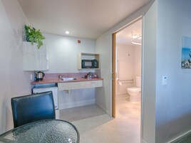 Queen Studio | Private kitchenette | Fridge, microwave, coffee/tea maker, electric kettle