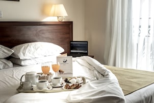 Minibar, iron/ironing board, free WiFi, bed sheets