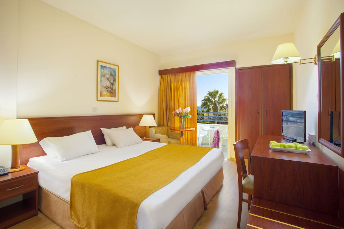 Een minibar, een strijkplank/strijkijzer, gratis wifi, beddengoed