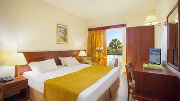 Minibar, iron/ironing board, free WiFi, bed sheets