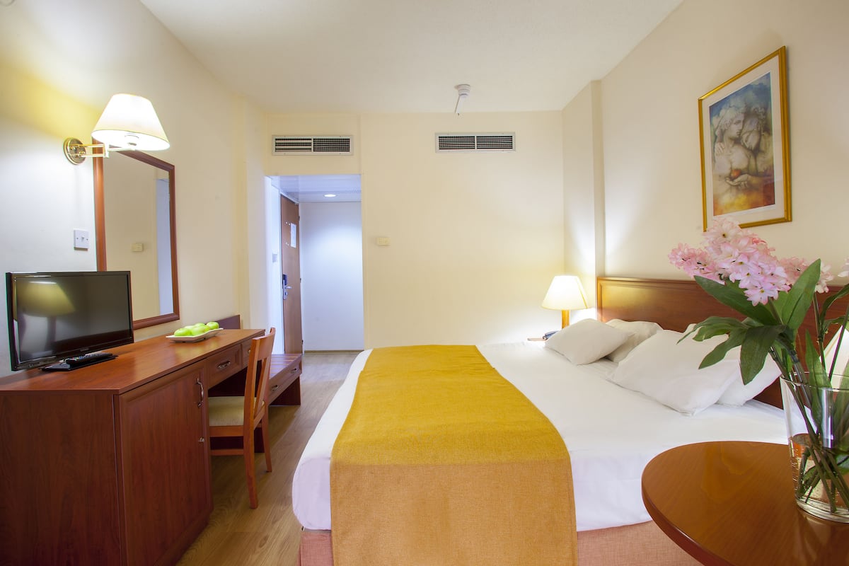 Een minibar, een strijkplank/strijkijzer, gratis wifi, beddengoed