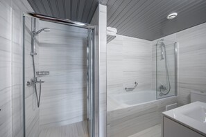 Suite, Sea View | Bathroom | Combined shower/tub, free toiletries, hair dryer, towels