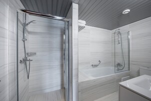 Suite, pemandangan laut | Kamar mandi | Kombinasi shower/bathtub dan perlengkapan mandi gratis