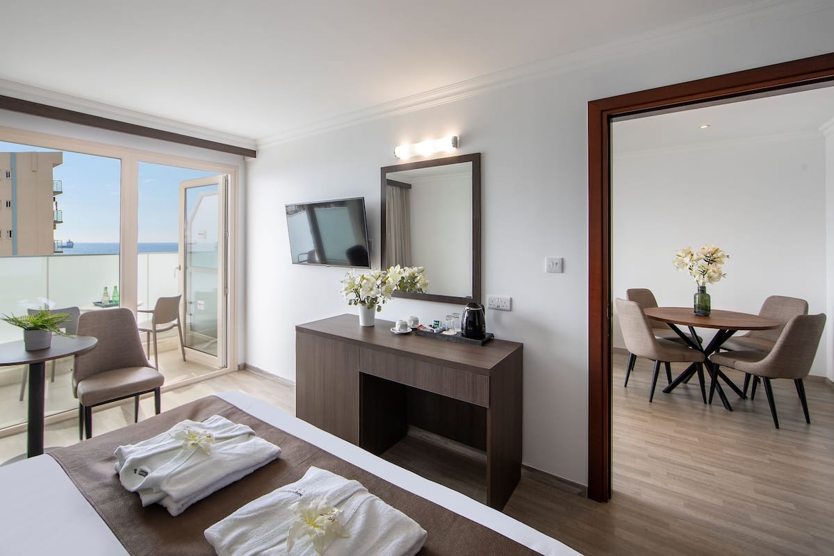 Suite, uitzicht op zee | Een minibar, een strijkplank/strijkijzer, gratis wifi, beddengoed