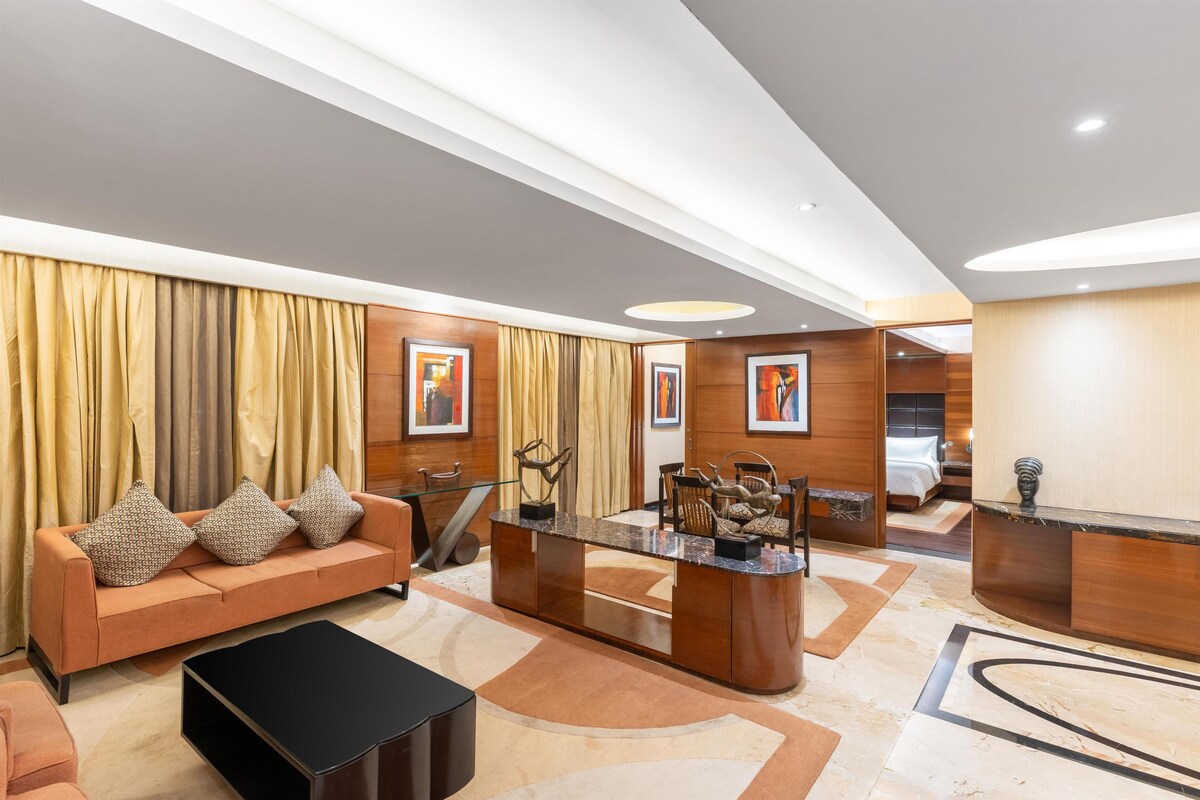 Executive suite | Donsdekens, bedden met traagschuimmatrassen, een minibar