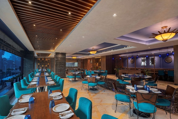 3 restaurants, breakfast, lunch, dinner served; international cuisine