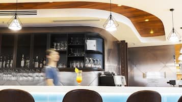 Phục vụ bữa trưa, bữa tối và happy hour