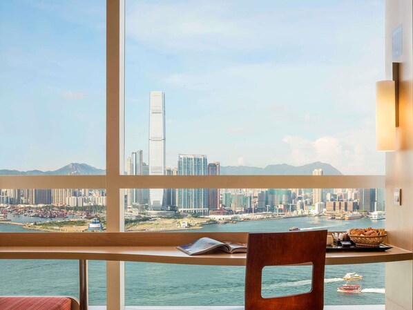 In-room safe, desk, laptop workspace, blackout curtains - ibis Hong Kong Central And Sheung Wan (Hong Kong)