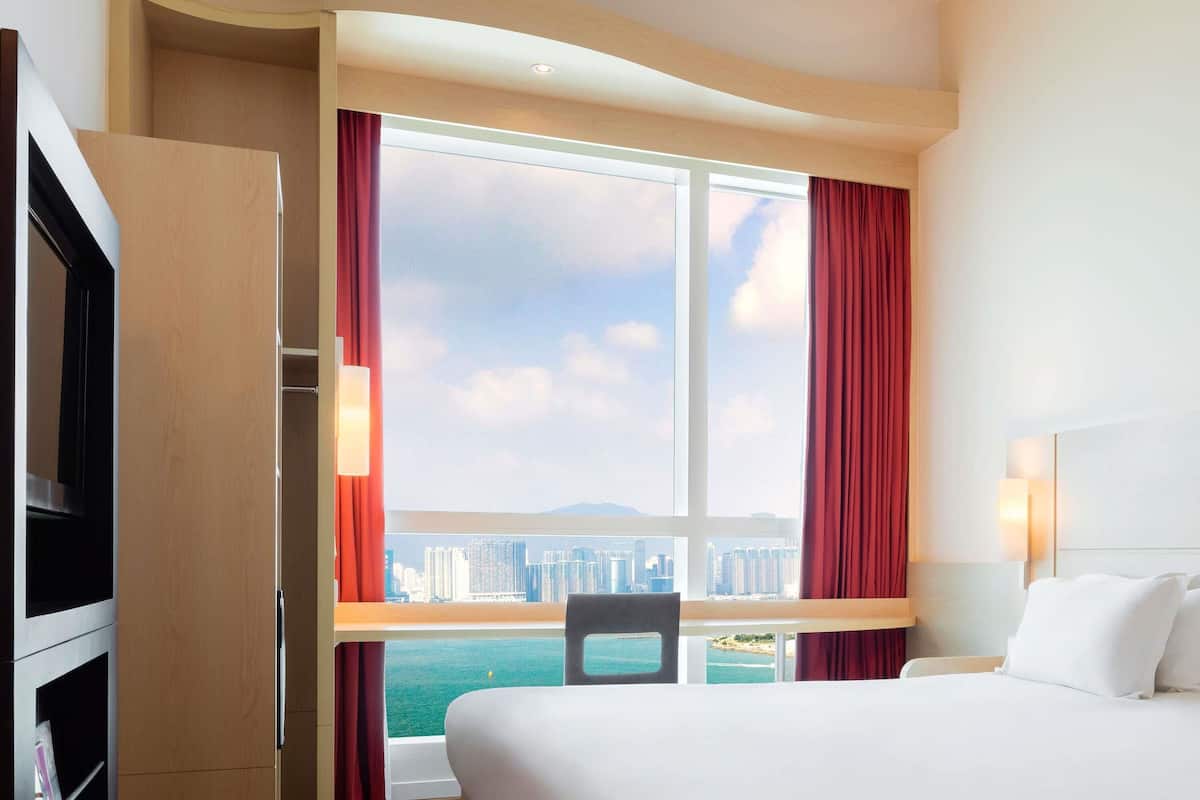 Standaard kamer, 1 queensize bed, uitzicht op haven | Een kluis op de kamer, een bureau, een laptopwerkplek