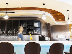 Serves lunch, dinner and happy hour