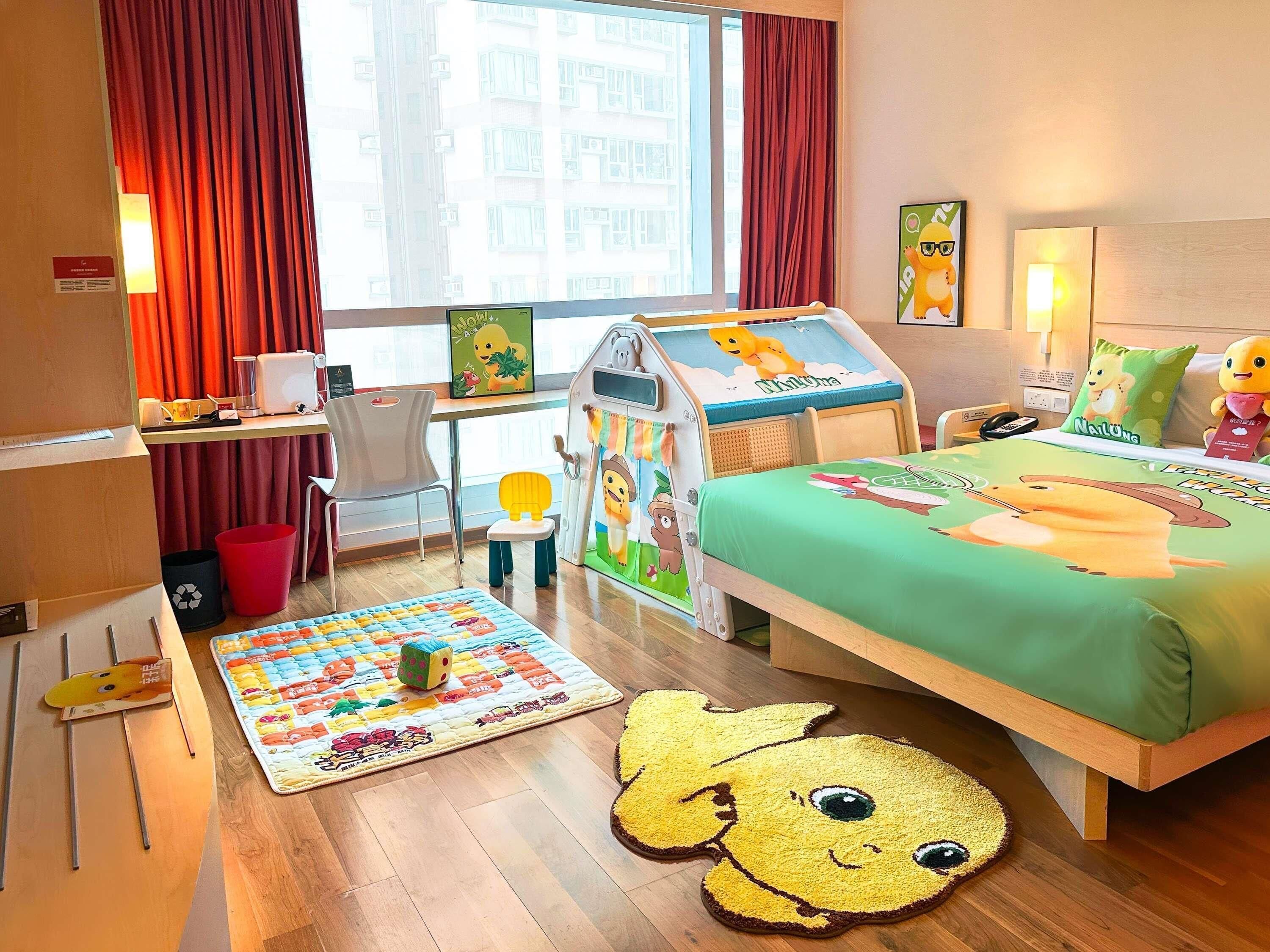 客房内保险箱、办公桌、笔记本电脑工作区、遮光窗帘