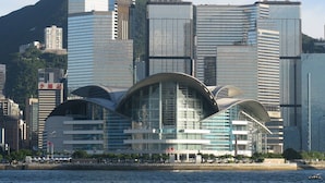 Un bâtiment moderne à la façade incurvée, surmonté d’un panneau Philips.