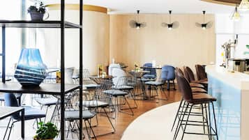 供應午餐、晚餐及歡樂時光優惠