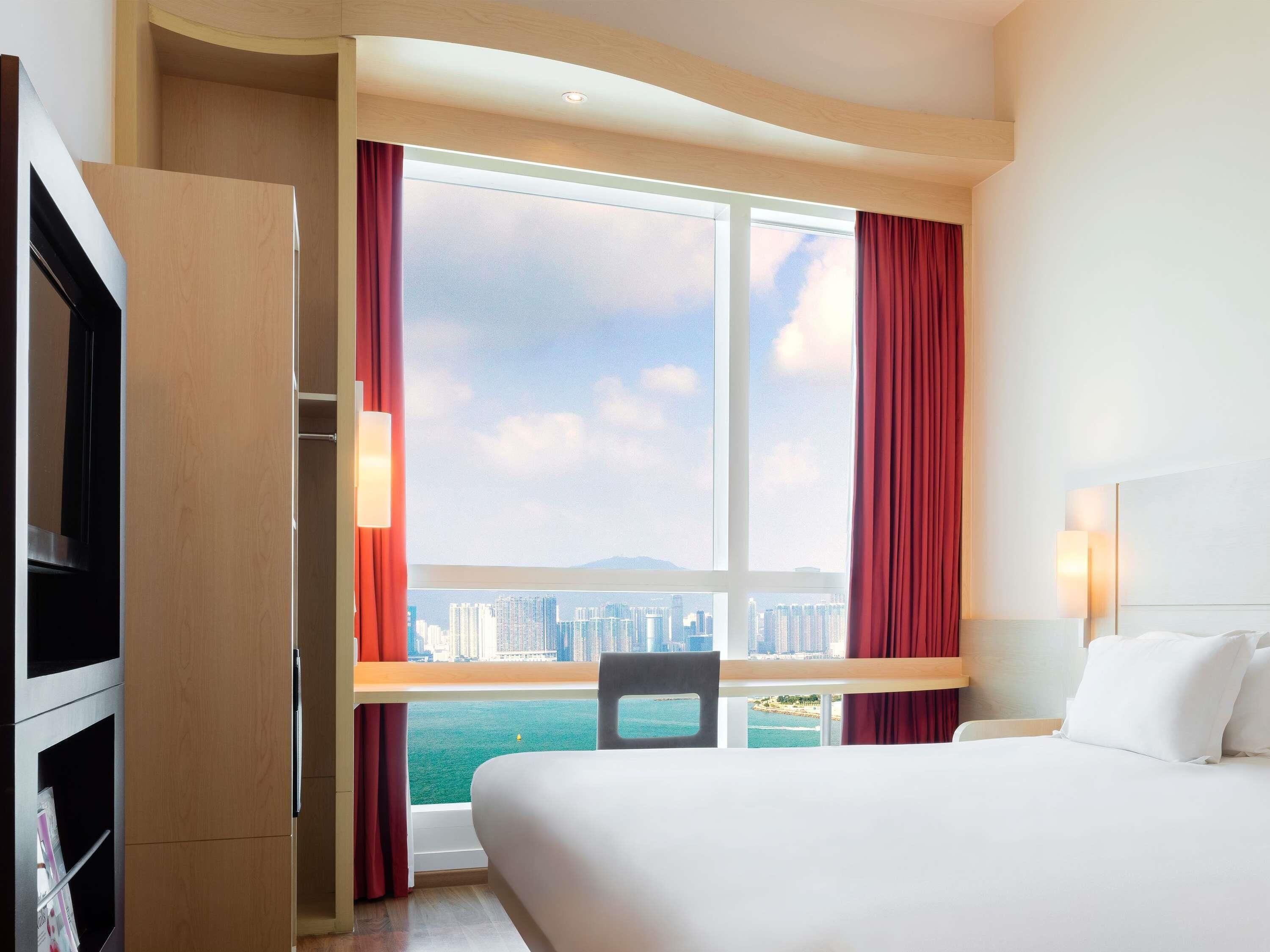 Standard Room, 1 Queen Bed, Harbour View | In-room safe, desk, laptop workspace, blackout curtains