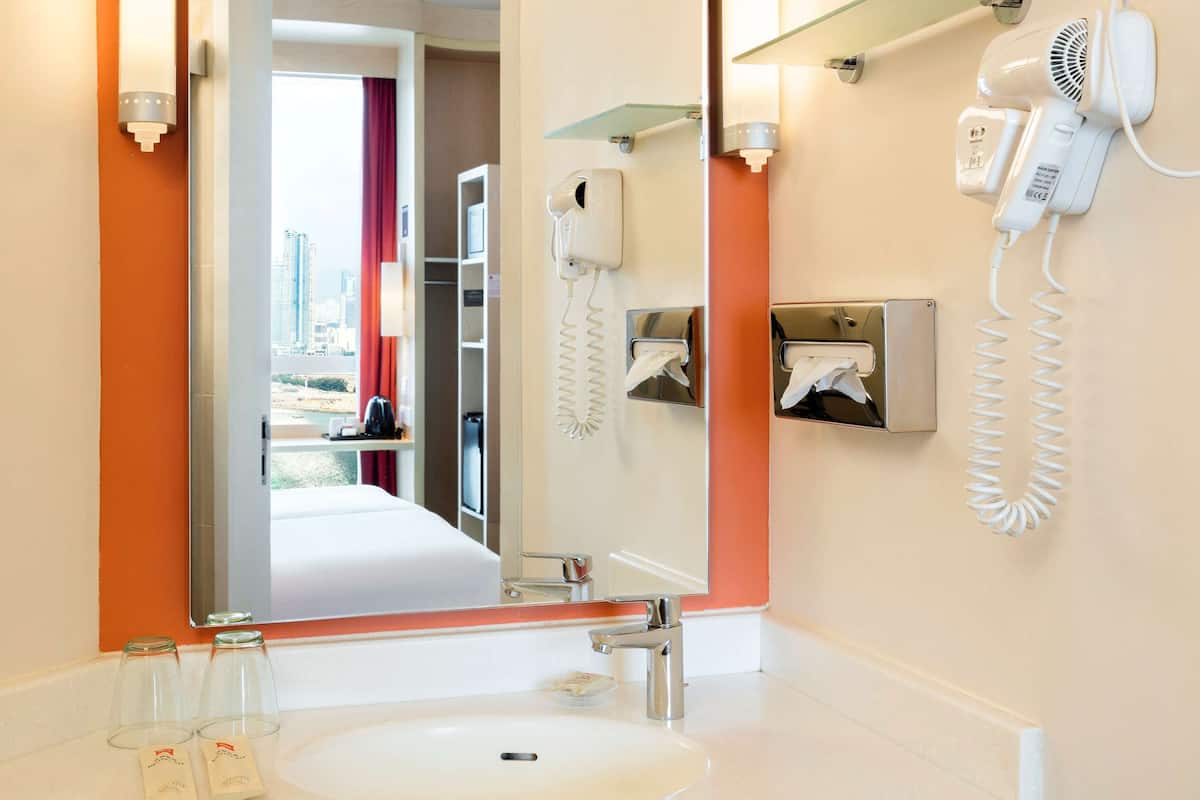 Een douche, milieuvriendelijk toiletgerief, een haardroger, handdoeken