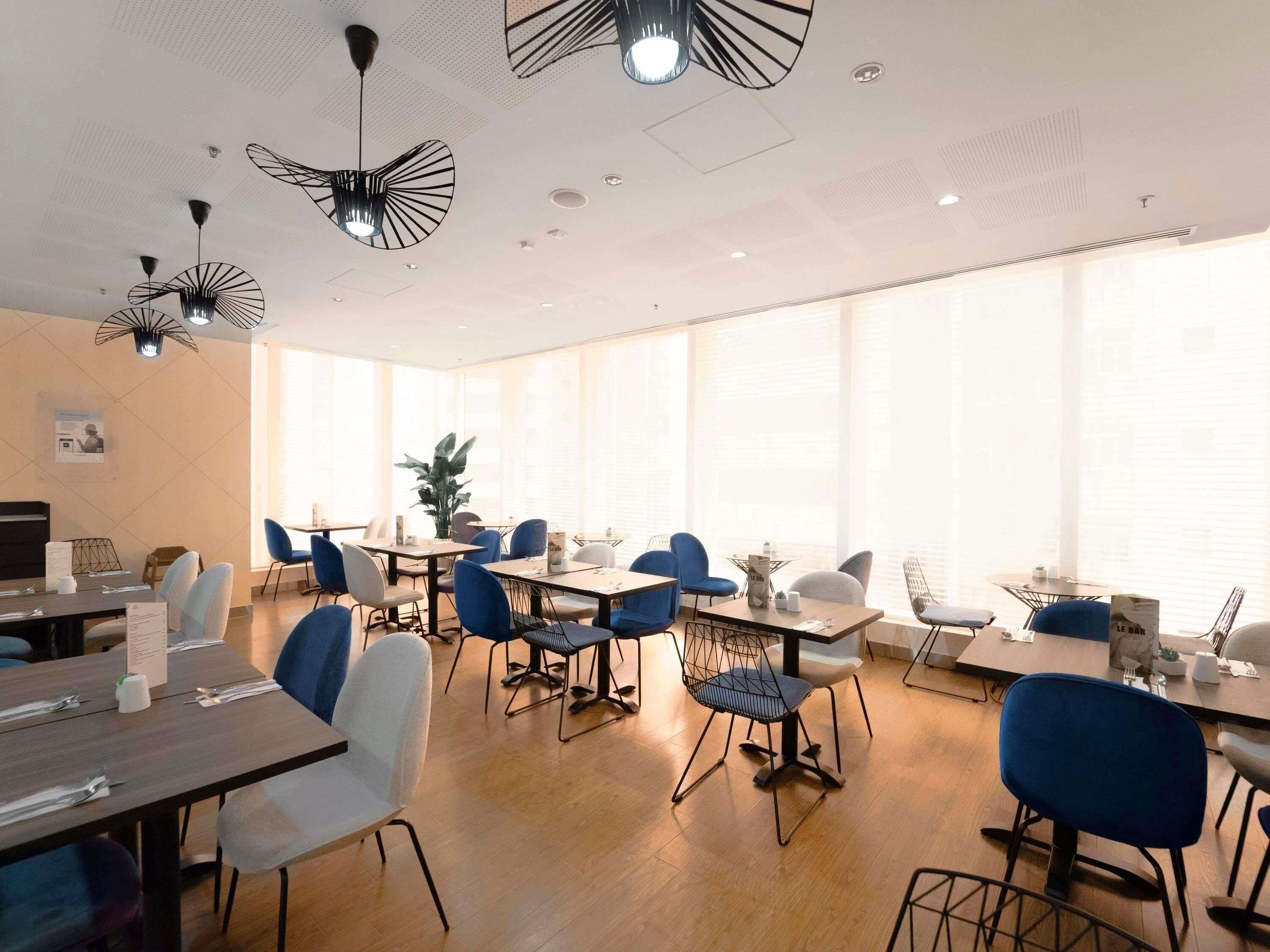 Serves lunch, dinner and happy hour
