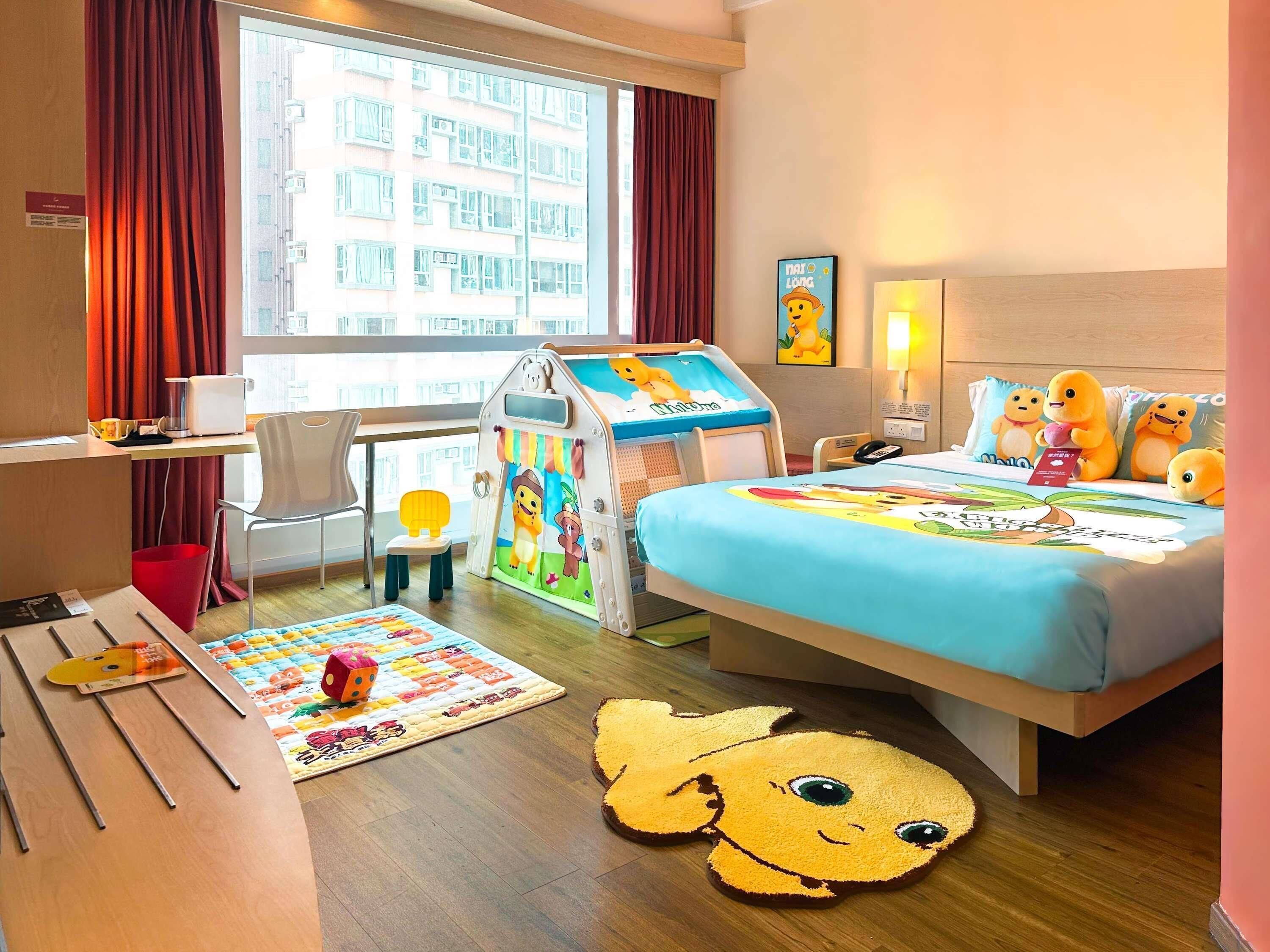 客房內保險箱、書桌、筆電工作空間、遮光布/窗簾