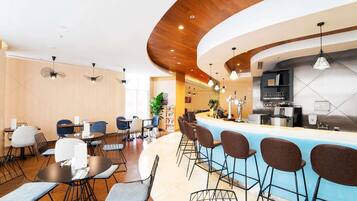 Serves lunch, dinner and happy hour