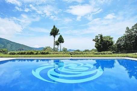 Outdoor pool. L Hotel DU LAC