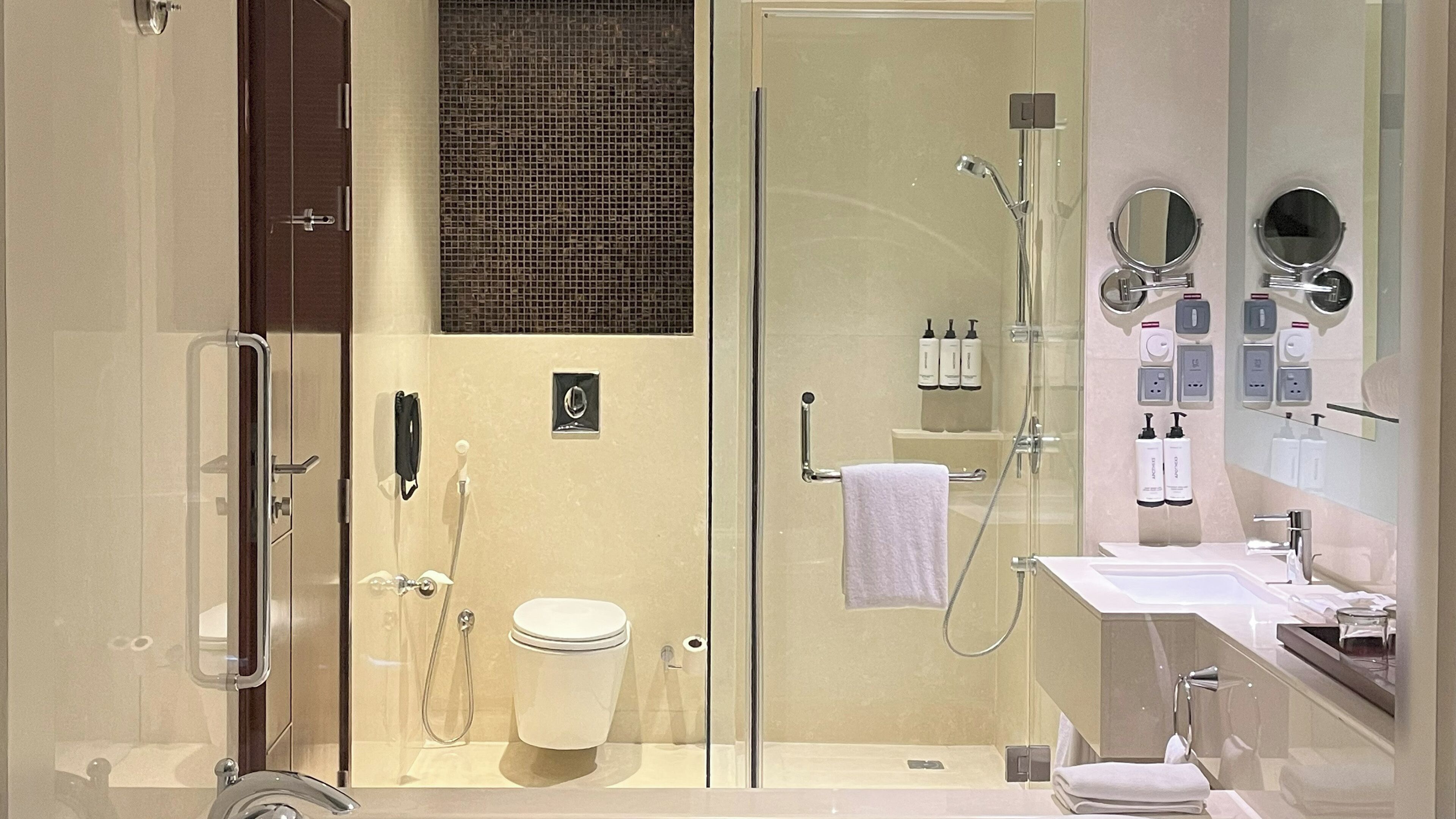 Ducha y bañera combinadas y bañera profunda