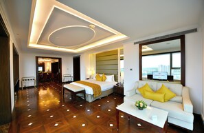 Presidential Room, 1 King Bed, Club lounge access | Premium bedding, minibar, in-room safe, desk - Crowne Plaza Kochi by IHG (Kanayannur)