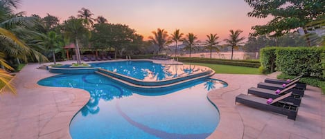 2 piscinas al aire libre, camas de piscina con cargo