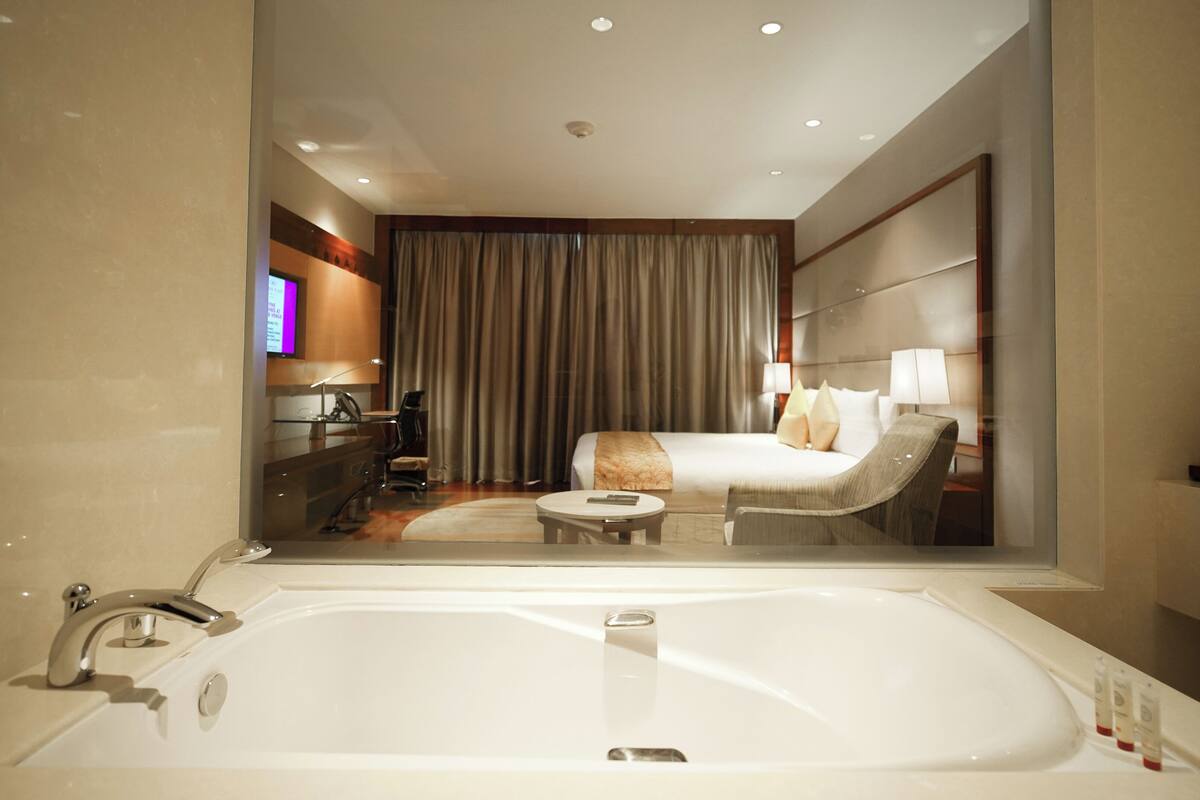 premium room, 1 king bed | bathroom | combined shower/bathtub, deep-soaking bathtub, rainfall showerhead