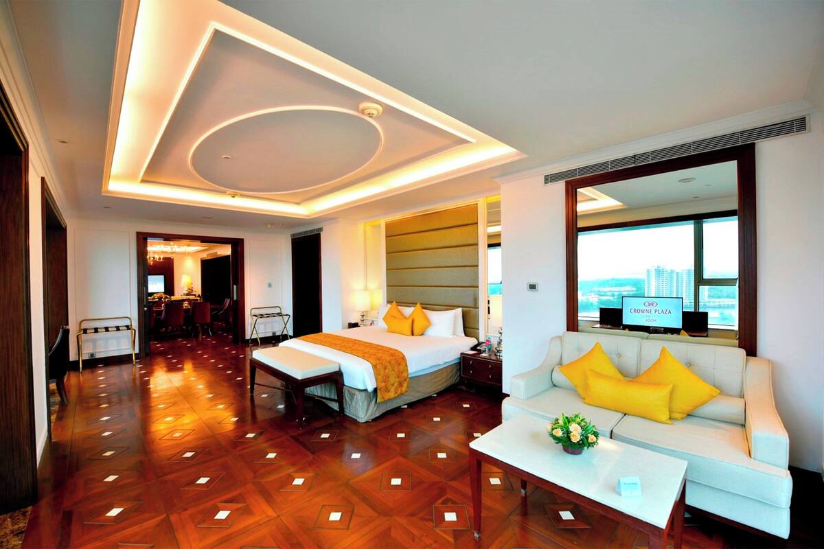Presidential Room, 1 King Bed, Club Lounge Access | Premium bedding, minibar, in-room safe, desk