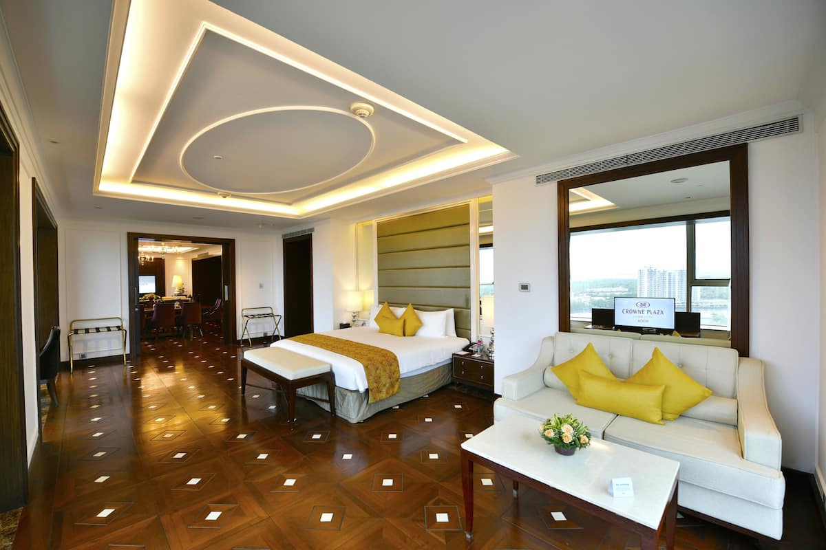 Premium bedding, minibar, in-room safe, desk