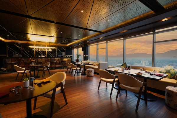 3 restaurants; breakfast, lunch, and dinner served