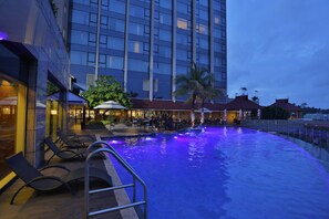 2 outdoor pools, pool cabanas (surcharge)