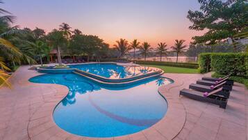 2 outdoor pools, pool cabanas (surcharge)