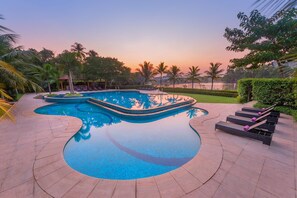 2 outdoor pools, cabanas (surcharge) - Crowne Plaza Kochi by IHG (Kanayannur)