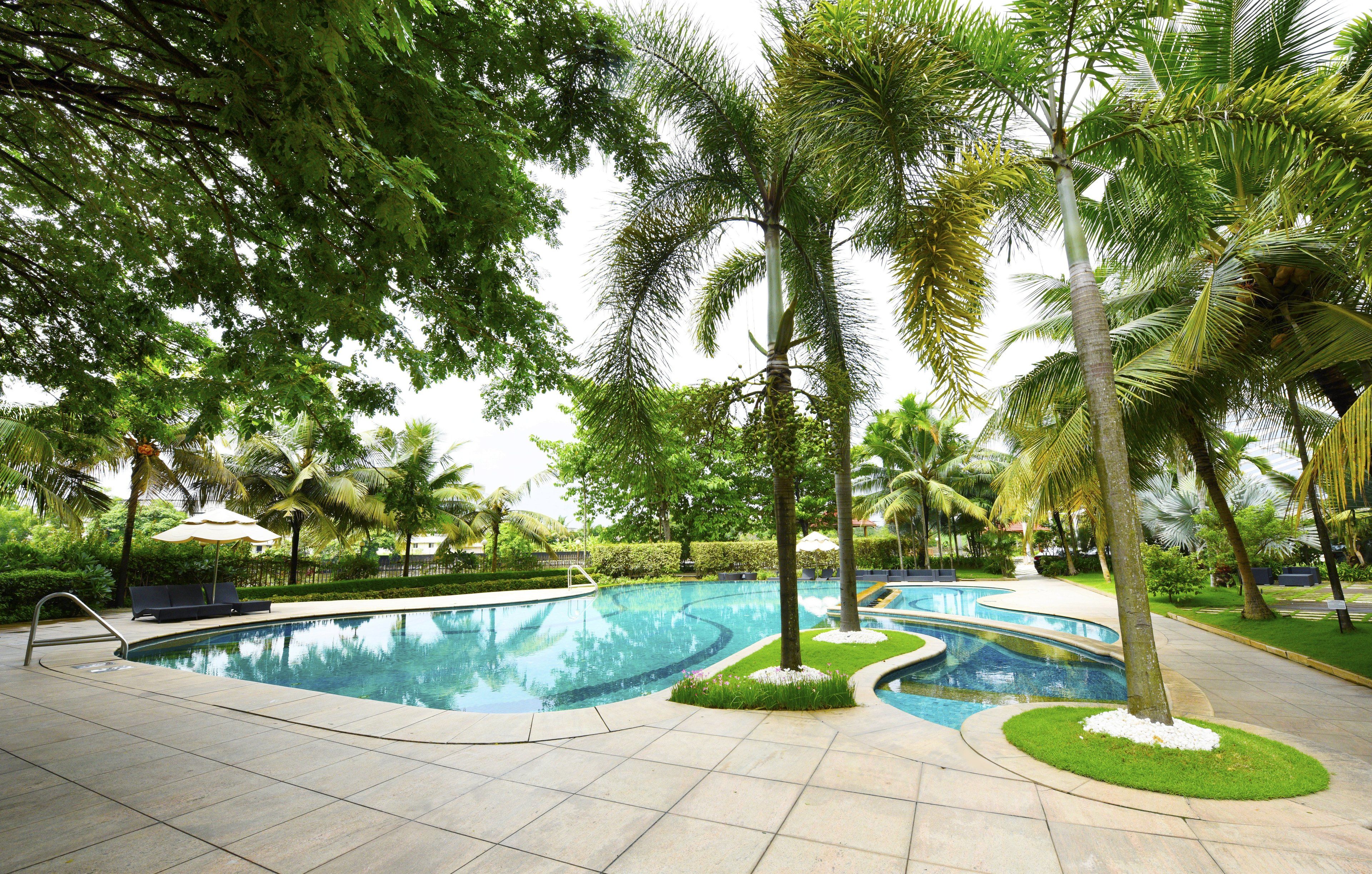 2 outdoor pools, pool cabanas (surcharge)