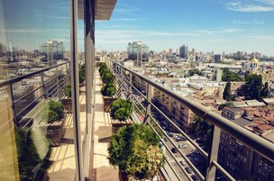 供应早餐、午餐和晚餐，东欧菜