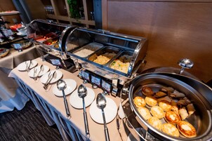 Desayuno buffet diario (UAH 850 por persona)